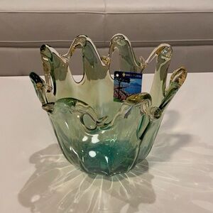 Murano White Cristal Vase. hand made In Italy. new Elegant Green Glass Bowl